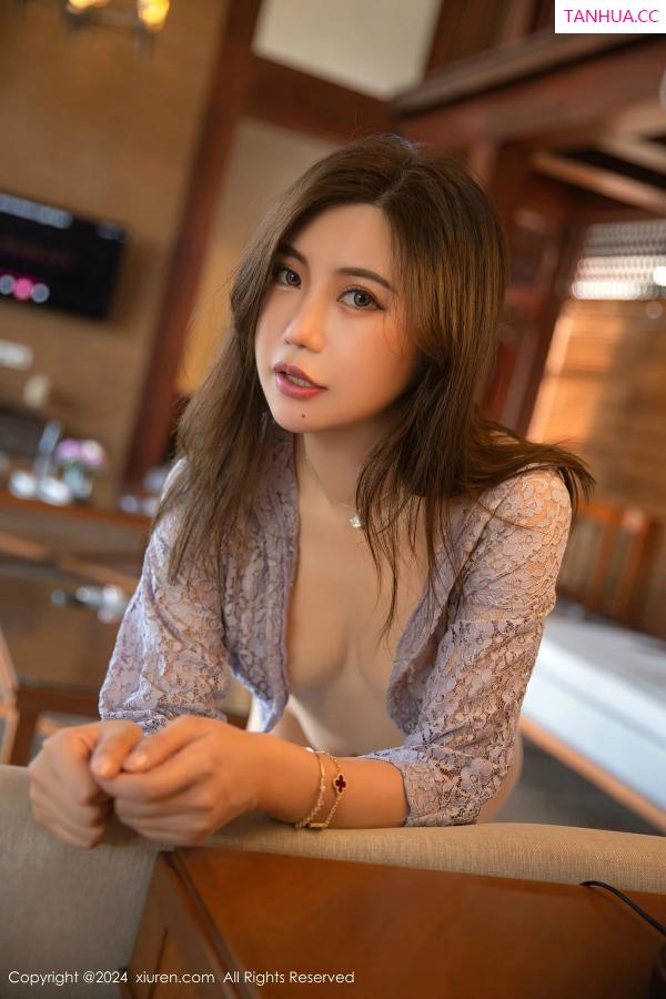綺裡嘉 绮里嘉 [XiuRen]高清写真图 2024.03.27 No.8299 绮里嘉ula 美腿丝袜第39张图片